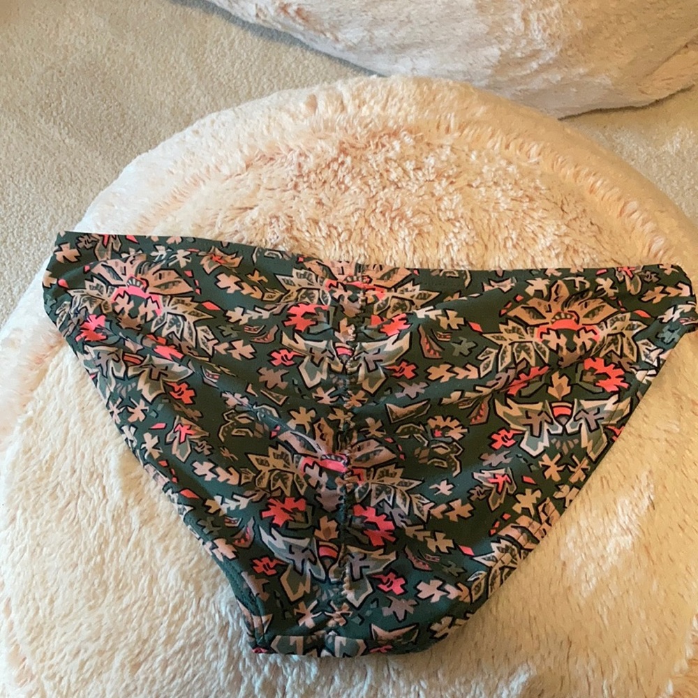 pretty patterned bikini bottoms - Picture 2 of 3